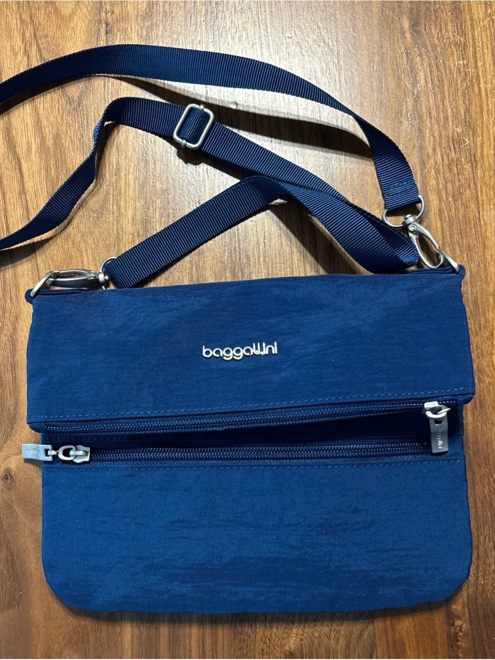Baggallini Royal Blue Crossbody Bag Adjustable Strap Outer & Inner Pockets